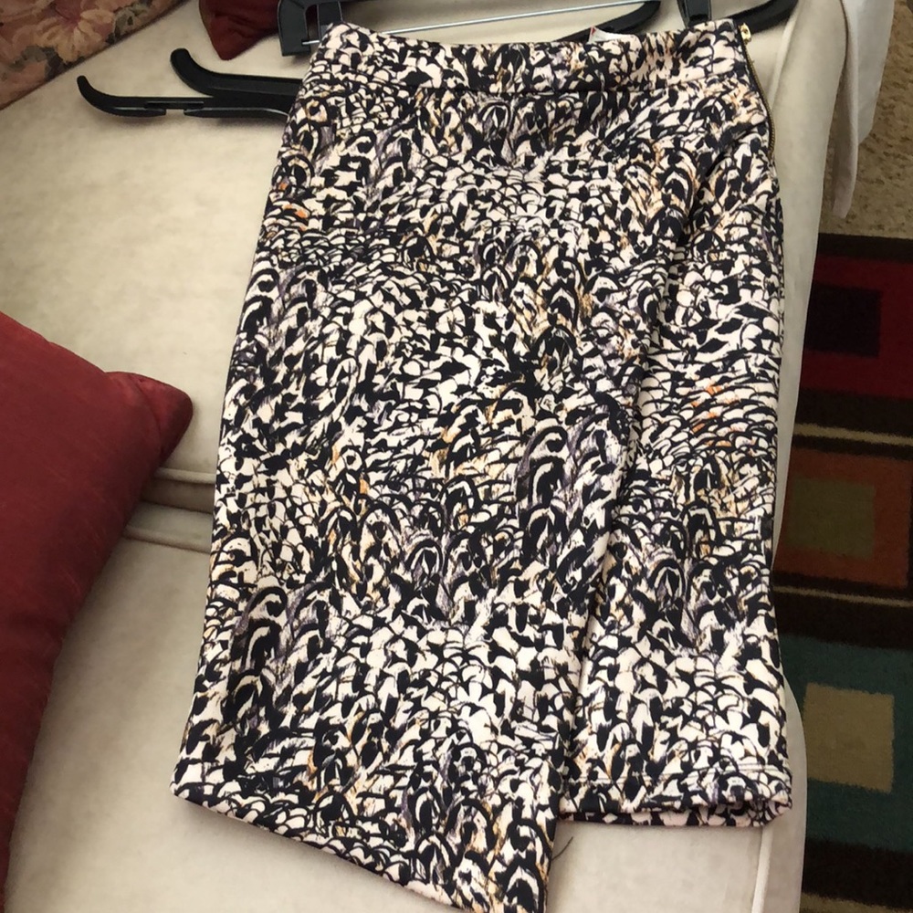 Print Pattern Asymmetrical Panel Straight Skirt w/Side Gold Zipper Closing. - Picture 9 of 10
